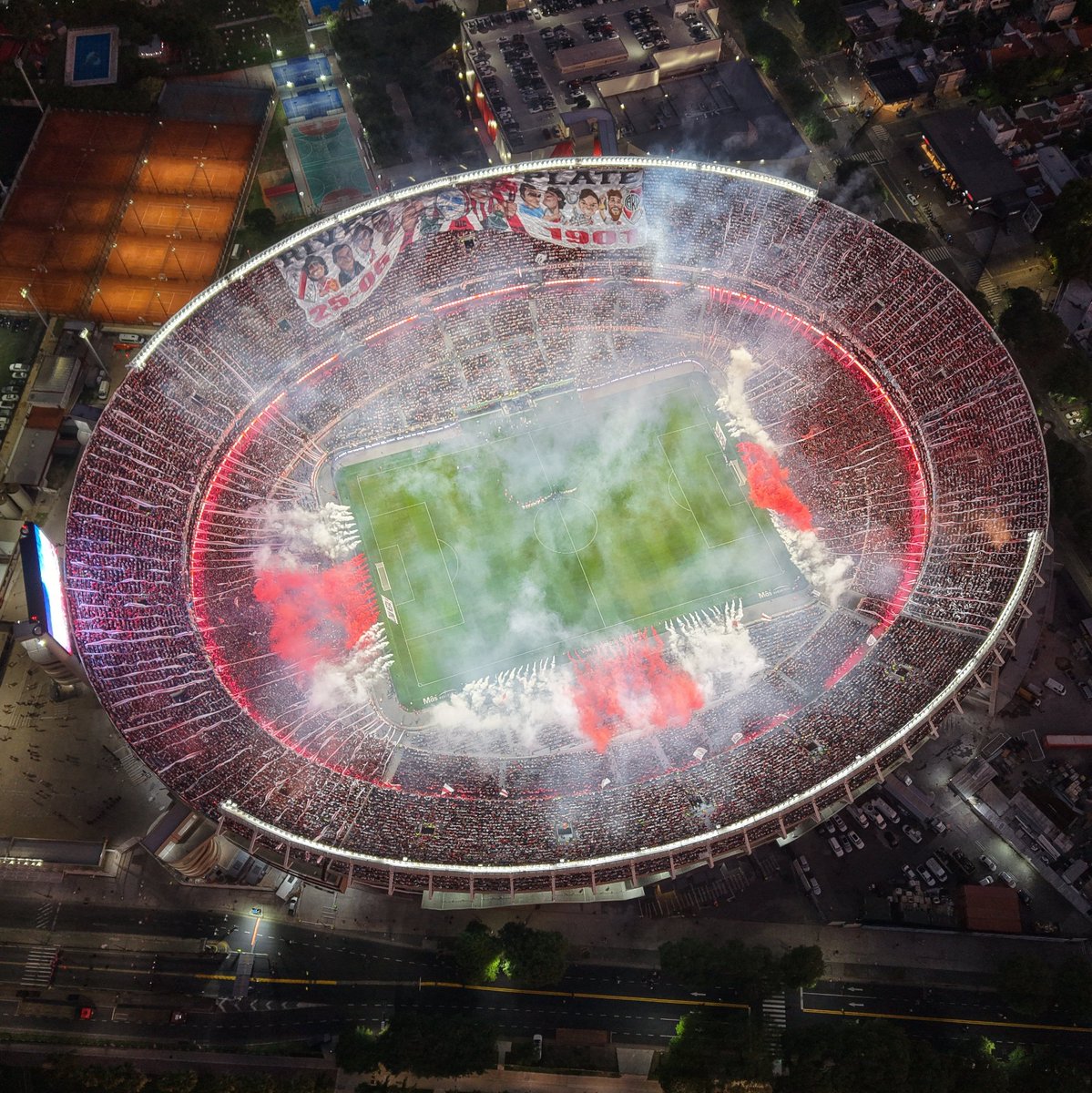 RiverLPM's tweet photo. ¡HOY ES NOCHE DE COPA LIBERTADORES DE AMÉRICA!

🏆⚪️🔴⚪️🏆 https://t.co/ZH2Mm55uKK