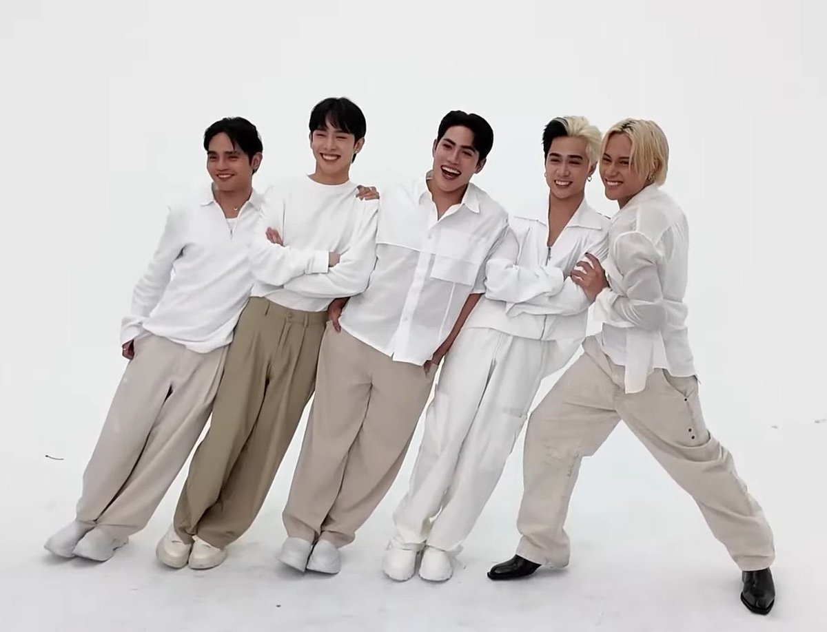 Tess2572's tweet photo. @TOP100KPOP 💜💛🖤💚❤️

I vote #SB19 to #TOP100GROUP https://t.co/lQmEE7FdQ5