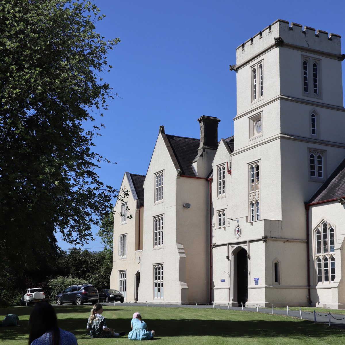 Our Year 6 pupils took their art class outdoors this week, capturing the beauty of our campus in watercolour. At The Gollop Prep School, learning goes beyond the classroom — inspired by nature, driven by curiosity. 🎨🌿☀️ #OutdoorLearning #GollopPrep #CreativeEducation