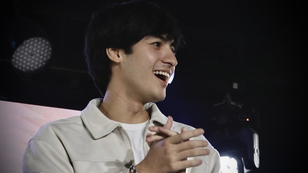 jenquixotic's tweet image. doorway dilemmas.
— an #ashdres au, wherein

avery's heart has always known one name. august is knee-deep in hookups &amp;amp; denial. but somehow, two backburners end up getting a little too close. what starts as a deal turns into something neither of them planned for.