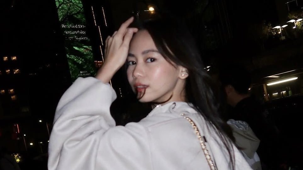 jenquixotic's tweet image. doorway dilemmas.
— an #ashdres au, wherein

avery's heart has always known one name. august is knee-deep in hookups &amp;amp; denial. but somehow, two backburners end up getting a little too close. what starts as a deal turns into something neither of them planned for.