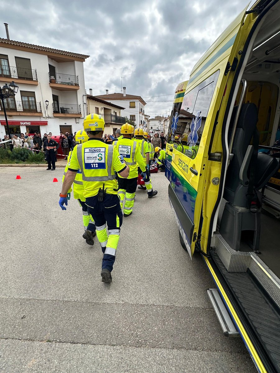 guetsclm's tweet image. La @guetsclm de @sescamclm participó ayer en un simulacro con la activación del #PLATECAM en Villanueva de la Jara. Cuenca.

🚑#SVB #SVA #PSA #Gigante1 #SVAE 👩‍⚕️#GAI de Albacete

Trabajo en Equipo Multidisciplinar con el resto de organismos.

#SomosGUETS @112clm