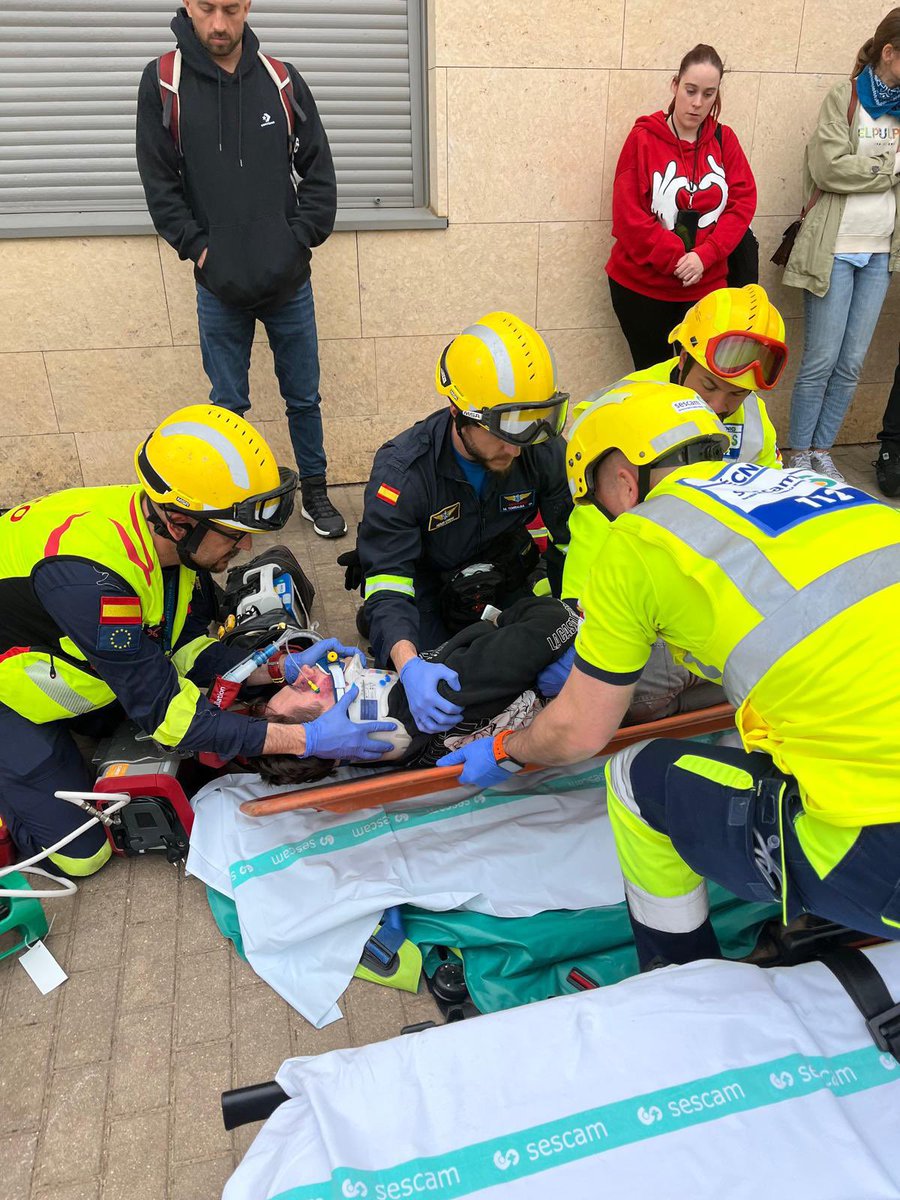 guetsclm's tweet image. La @guetsclm de @sescamclm participó ayer en un simulacro con la activación del #PLATECAM en Villanueva de la Jara. Cuenca.

🚑#SVB #SVA #PSA #Gigante1 #SVAE 👩‍⚕️#GAI de Albacete

Trabajo en Equipo Multidisciplinar con el resto de organismos.

#SomosGUETS @112clm