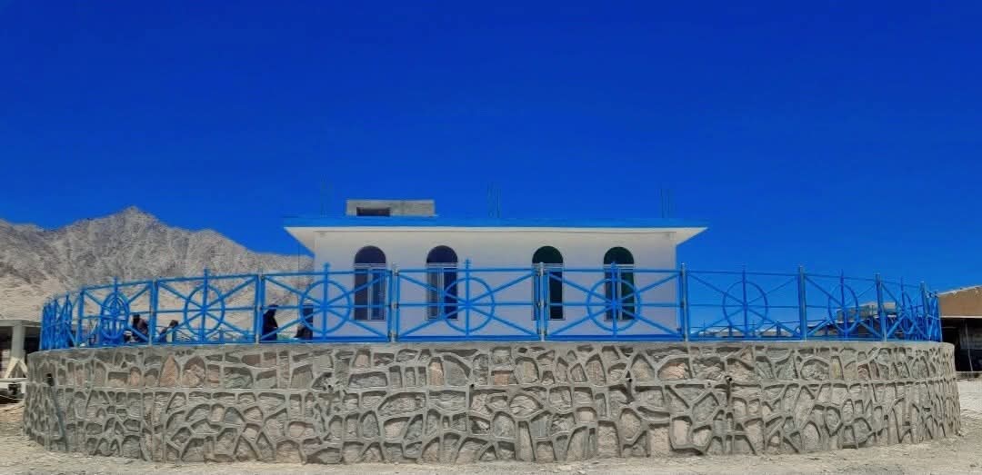 د ترینکوټ عمري ښارګوټی کې یو څلي د ۱.۳ میلیونه افغانیو په لګښت جوړ سوی.
د ترینکوټ ښاروالۍ مسولین وایي دغه پروژه کې دوې ادارې خونې،دوه  تشنابونه، یو خوړنځای  او ۶۵متره  کټاره شامل وه.
وایي لګښتونه یې د همدغه ښارګوټي د عایدو ورکړي.