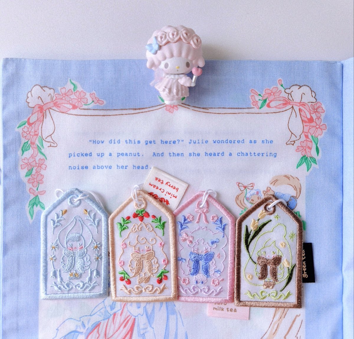 [RT🩶] 𝕄𝕚𝕟𝕚 𝕔𝕣𝕖𝕒𝕞 𝕥𝕖𝕒 𝕥𝕚𝕞𝕤‧₊˚୨୧
🗓 05-15 20:00 ~ 05-19 23:59
⟡ RT 추첨 2분에게 자수 티백 책갈피를 드려요 ♡‧⊹˚
⟡ 통판 종료 후 제작이 진행됩니다! (6월 중순 배송예정)
 ➫ tmm.im/p/45960