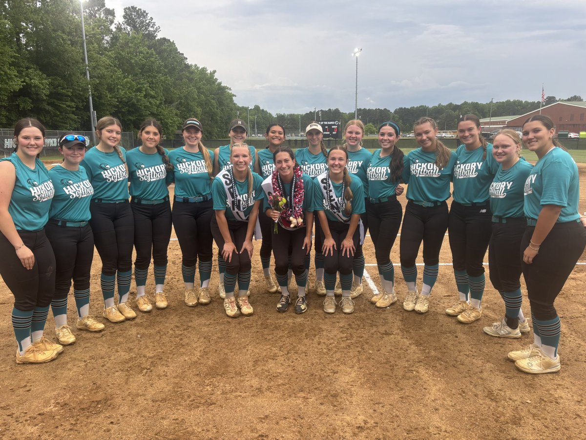 Team 29 had a great senior night!  Thank you Sophia, Tegan and Riley for all you have given to Hickory Softball.  Special thanks to the families for helping make this a successful night.