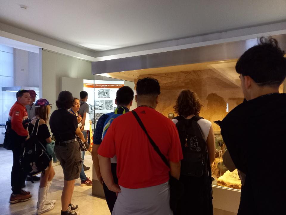 LBPascalForbach's tweet image. 🇮🇹 Journée riche à Rome ! J3 : 🏛 Visite du musée étrusque de la Villa Giulia : focus sur les fibules et la civilisation étrusque.
🎙 Préparation des restitutions à la V. Médicis, atelier radio avec B. Chaumeton et présentations en soirée. #VillaMédicis2025
@pf_mourier
@cabbeke