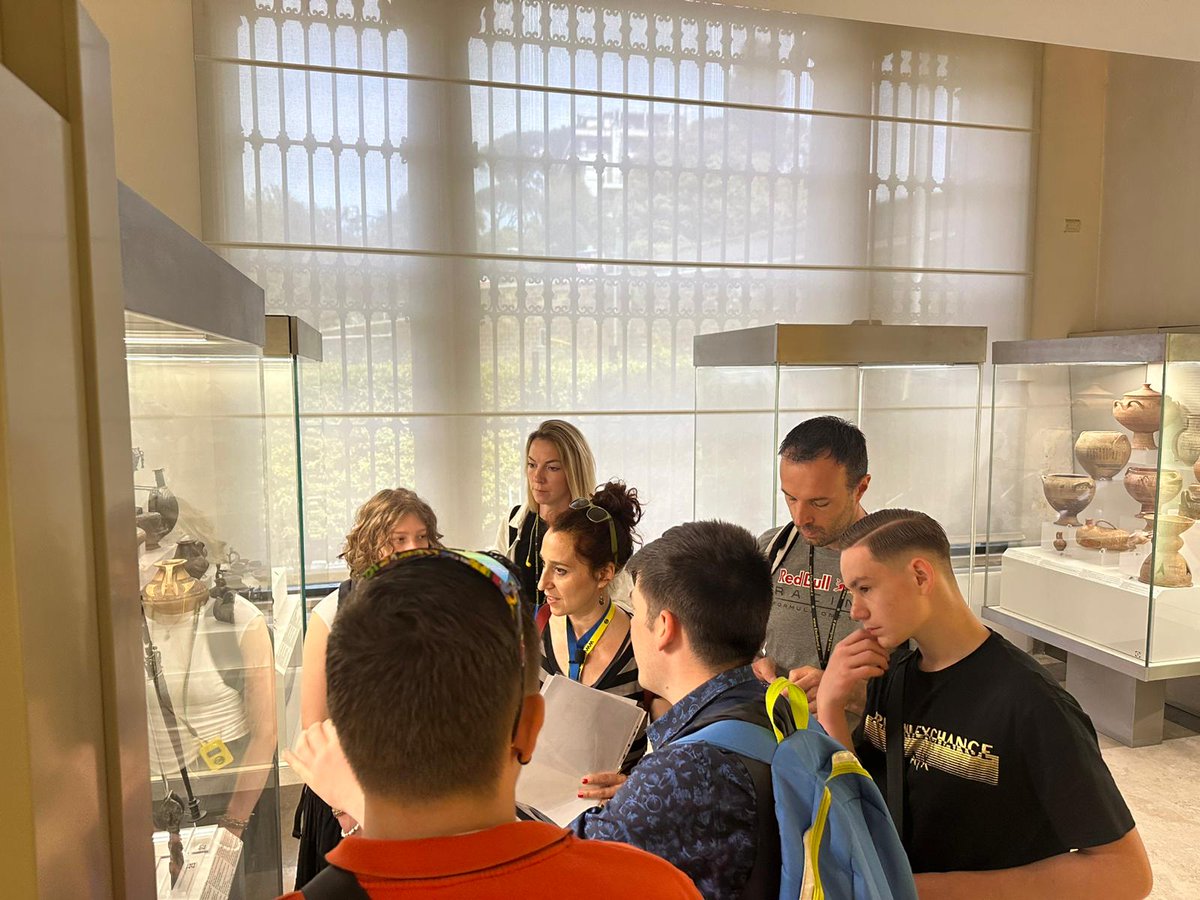 LBPascalForbach's tweet image. 🇮🇹 Journée riche à Rome ! J3 : 🏛 Visite du musée étrusque de la Villa Giulia : focus sur les fibules et la civilisation étrusque.
🎙 Préparation des restitutions à la V. Médicis, atelier radio avec B. Chaumeton et présentations en soirée. #VillaMédicis2025
@pf_mourier
@cabbeke