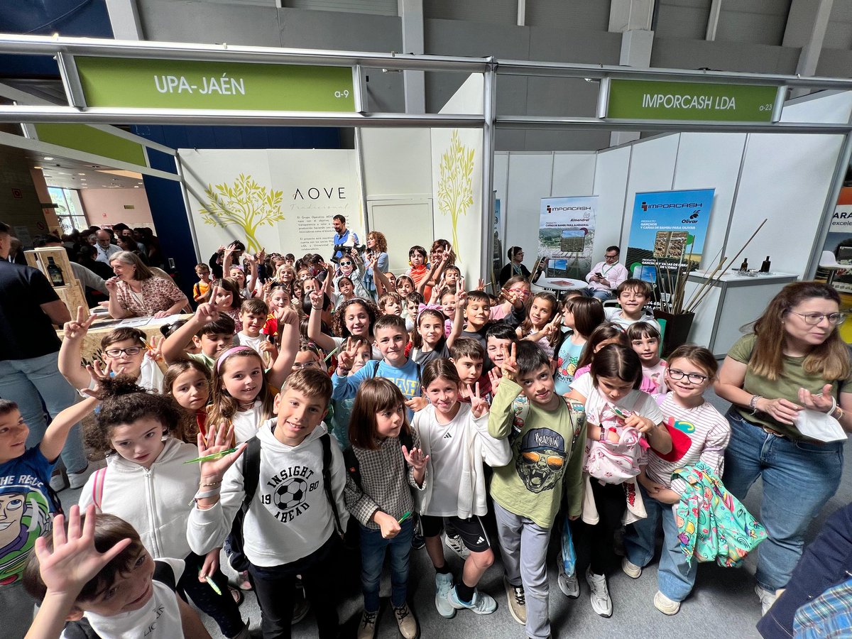 En esta edición de <a href="/ExpolivaOficial/">Expoliva 2025</a> ponemos en marcha una iniciativa novedosa junto a <a href="/FERIASJAEN/">IFEJA FERIAS JAEN</a>. Les hacemos una cata de #AOVE y una visita a la feria a los alumnos de Jaén. Hoy nos han acompañado jóvenes estudiantes del CEIP Gloria Fuertes. Han estado con ellas <a href="/mrub_a/">Alicia Martinez</a> y Julia