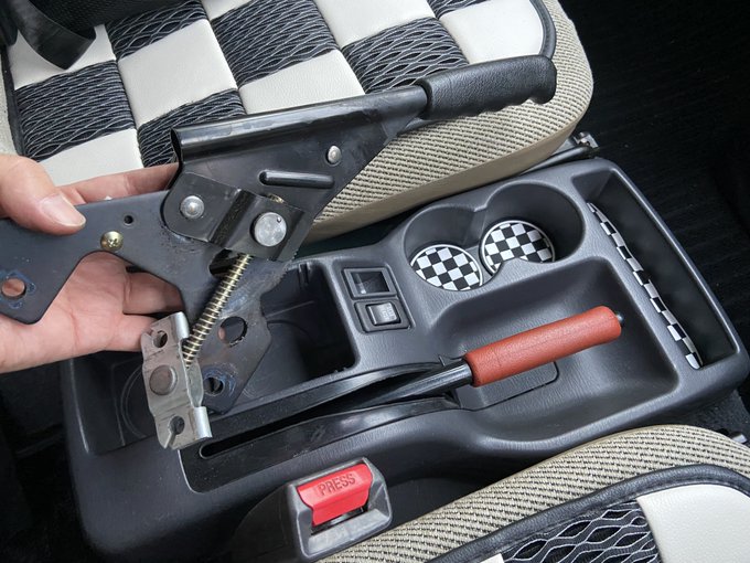 よる。毎日帰宅後30分作業、今日は塗装しておいたサイドブレーキレバーをサクッと交換取り付け。統一感出て悪くないね( ・∇・)あとめっちゃ安く落札出来た純正センターパネル届きましたけど…もしかしてコレはスーチャ用メーターじゃないと付かない感じ?(ー ー;) 