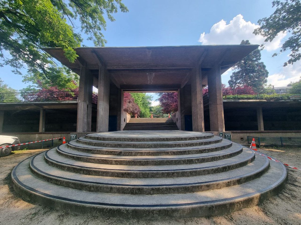 TanguiLeDantec's tweet image. 🌳C&apos;est l&apos;un des plus beaux #parcs parisiens, et pourtant l&apos;un des moins connus:
Aux confins du 19e arr, le parc de la Butte du Chapeau Rouge, splendide oeuvre art déco de Léon Azéma (1937), à la topographie subtile et complexe, et une vue imprenable sur tout le nord-est.