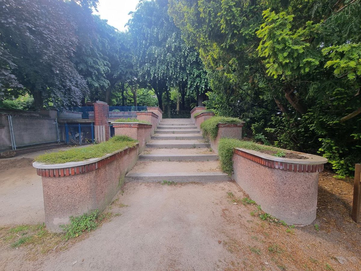 TanguiLeDantec's tweet image. 🌳C&apos;est l&apos;un des plus beaux #parcs parisiens, et pourtant l&apos;un des moins connus:
Aux confins du 19e arr, le parc de la Butte du Chapeau Rouge, splendide oeuvre art déco de Léon Azéma (1937), à la topographie subtile et complexe, et une vue imprenable sur tout le nord-est.
