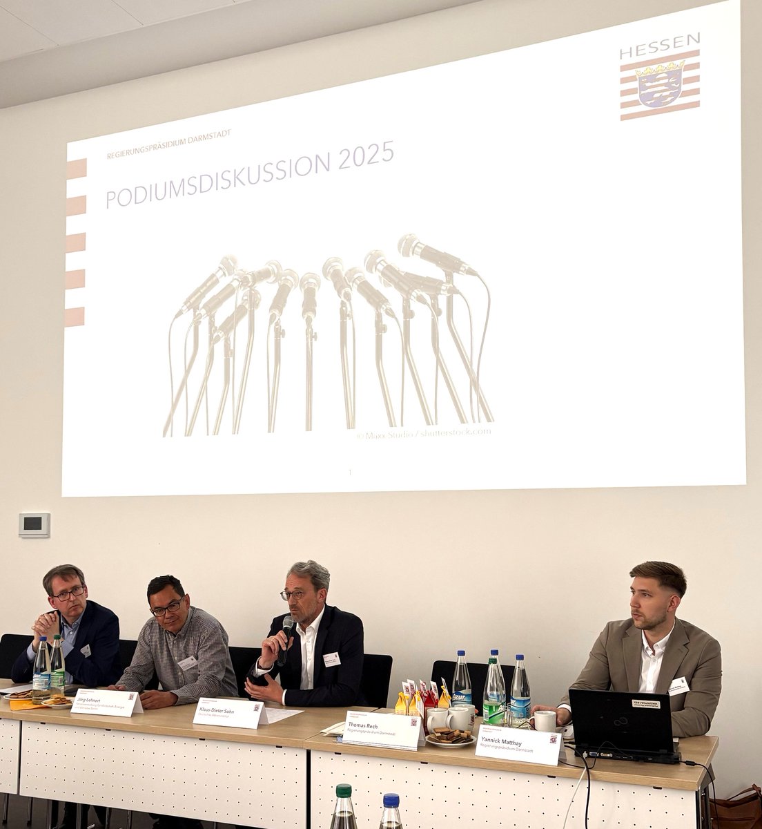 Spannende Diskussion mit unserem Chefjustiziar Klaus Sohn bei der 15. Tagung des AK #Geldwäscheprävention: Nationale Sonderwege vs. #EU-Harmonisierung. Klaus Sohn: Risikounternehmen gezielt in die Pflicht nehmen - kein nationaler Sonderweg für Güterhändler. #Compliance