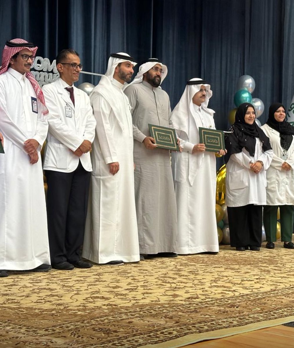 تم تكريمي اليوم في الحفل الختامي لكلية الطب بثلاثة جوائز كان منها جائزة أحد أفضل المُعلمين، شكراً من القلب لكليتي الحبيبة ممثلة بعميدها وعمدائها المشاركون والمساعدون والزملاء وجميع المنسوبين ولكافة أبنائي وبناتي الطلاب والطالبات، جعلني الله عند حسن الظن