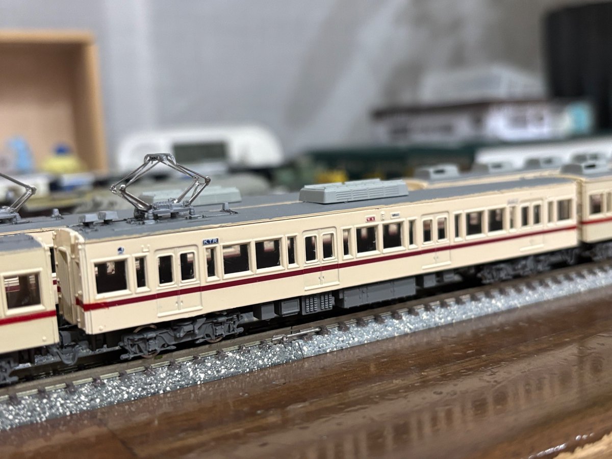 r980sz9's tweet photo. ＃エコノミーキット
＃京王電鉄
山陽電車を完成した後に製作した。京王6000系。中古で塗装済みキットを購入したのをきっかけに製作しました。初期の3両編成を作���たかったので未塗装のキットを購入して2本製作しました。手前の先頭車が未塗装キットからの製作です。帯はデカールで対応しました。 https://t.co/xdbxjFa6NU