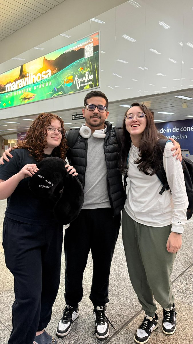 gente, esse cara aqui pediu uma foto pra mim e disse que tava sem celular, alguém pode me ajudar a achar ele?