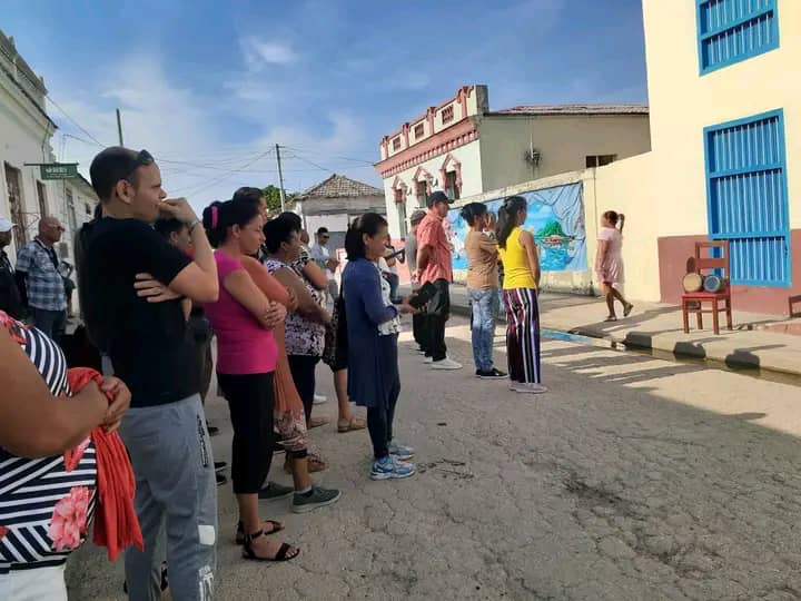 Carlos Manuel Atencio Quintana (@carlosmanuelat3) on Twitter photo Los campechuelenses se dieron cita frente a la Réplica de la Casa natal de José Martídel municipio para recordar a Eduardo Saborit Pérez en el aniversario 114 de su natalicio.
<a href="/YudelkisOrtizB/">Yudelkis Ortiz Barceló</a> <a href="/YanetsyTerry/">Yanetsy Terry Gutiérrez</a>
#Campechuela #ProvinciaGranma. Los campechuelenses se dieron cita frente a la Réplica de la Casa natal de José Martídel municipio para recordar a Eduardo Saborit Pérez en el aniversario 114 de su natalicio.
<a href="/YudelkisOrtizB/">Yudelkis Ortiz Barceló</a> <a href="/YanetsyTerry/">Yanetsy Terry Gutiérrez</a>
#Campechuela #ProvinciaGranma.
