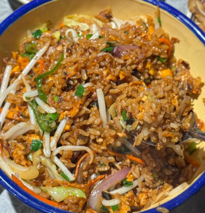 夕食いただきます!スパイシーな鶏の爪、スパイシーなスパイシーな香り、野菜炒めご飯と一緒に、色と香りがそろっています。😍