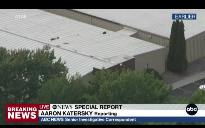 LCDLAW1's tweet image. 🚨 Attn: @SecretService
CROOKS WASN&apos;T ON ROOF IN BUTLER PA WHEN SHOTS FIRED

Slow down video👇study roof ridge spanning awning on extreme right compared to chopper footage with dead body. As shots ring out NO SHOOTER is on ridge. Impossible to shoot target from below ridge.