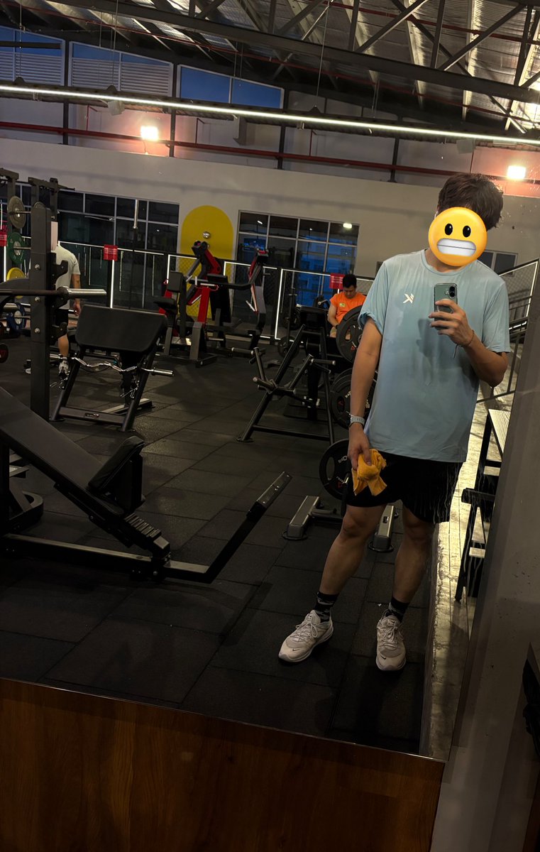 金鱼脑，每次练腿都忘记穿深色上衣

搞到好像去游泳🌚