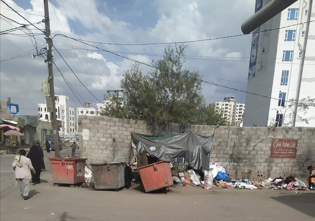 اليمنيين عايشين اسوء عيشه لا دوله ولا حياه زي الخلق وابسط حقوق الانسان مش موجوده كالماء والكهرباء والغاز ويجيك واحد يضحك على الخليجيين انهم بلا كرامه وانهم تابعين لترامب ياعمي اقرفتنا وين العزه لشعب نصه تحت خط الفقر والواحد مايلقى مصروف يومه وتشوف ناس تدور على اكل في الزباله