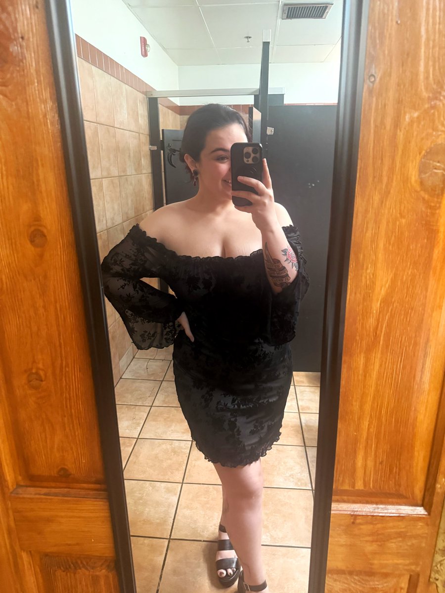 It’s cute goth dress season finally 😭🖤