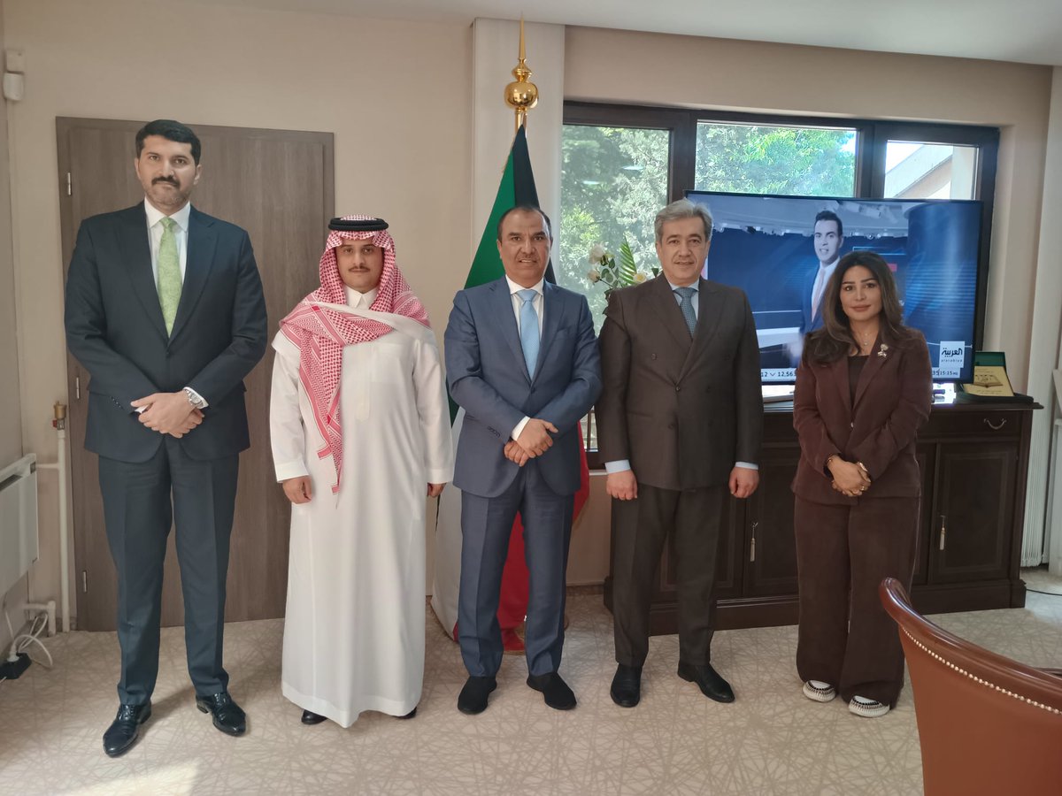 استقبل سعادة السفير غازي حامد الفضلي في مقر السفارة سفراء دول مجلس  التعاون الشقيقة المعتمدين في صوفيا سعادة السفير القطري السيد فهد المشيري  وسعادة السفير الإماراتي السيد عبد الرحمن الجابر وسعادة السفير السعودي  د. رامي العتيبي وحضرت الاجتماع السكرتير الثاني السيدة  بشرى الطراح