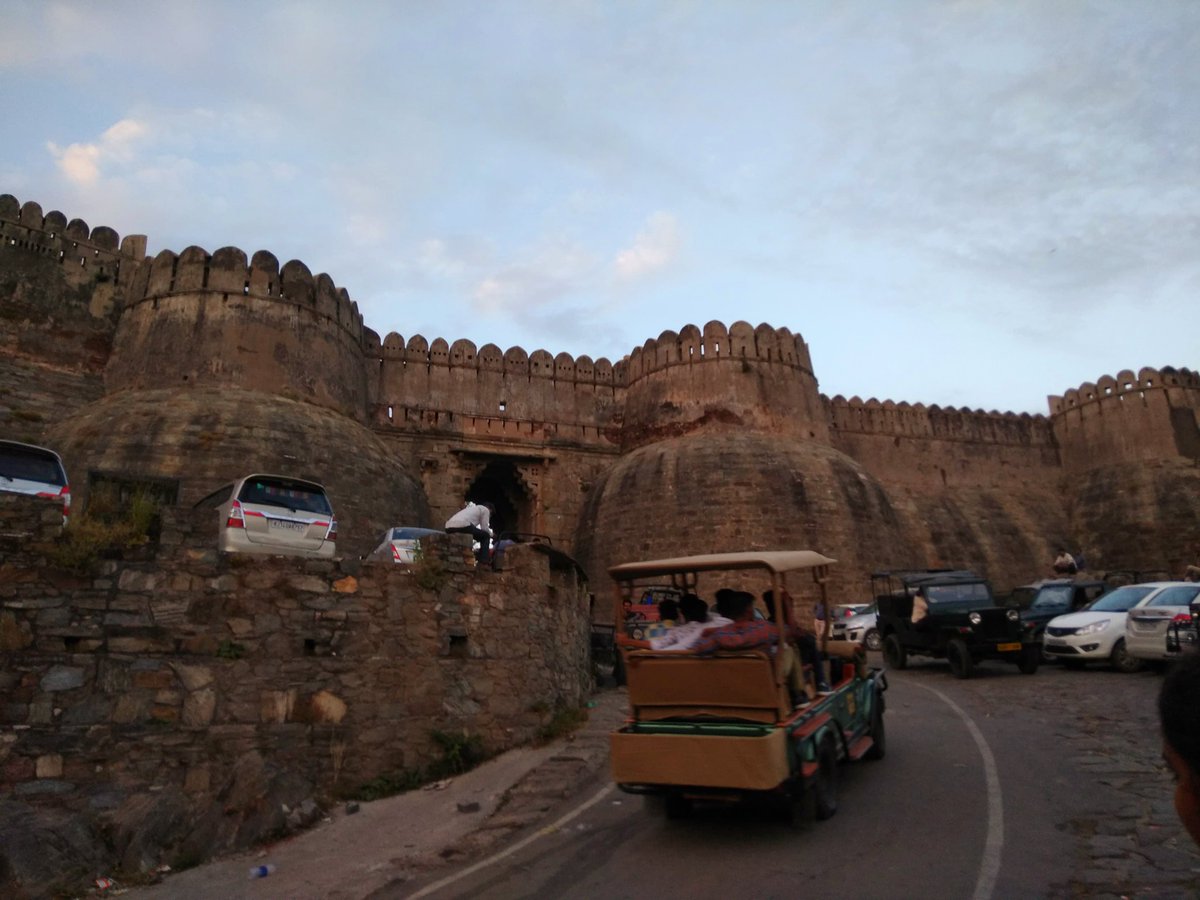 Bhuvan_RJ46's tweet image. This fort is more than just stones and bricks. It is full of memories, stories of brave kings, and the spirit of Mewar - Kumbhalgarh Fort 

#FramesOfIndia 
#ShotOnAGNI3
#ContestAlert
Thanks @LavaMobile 🙌