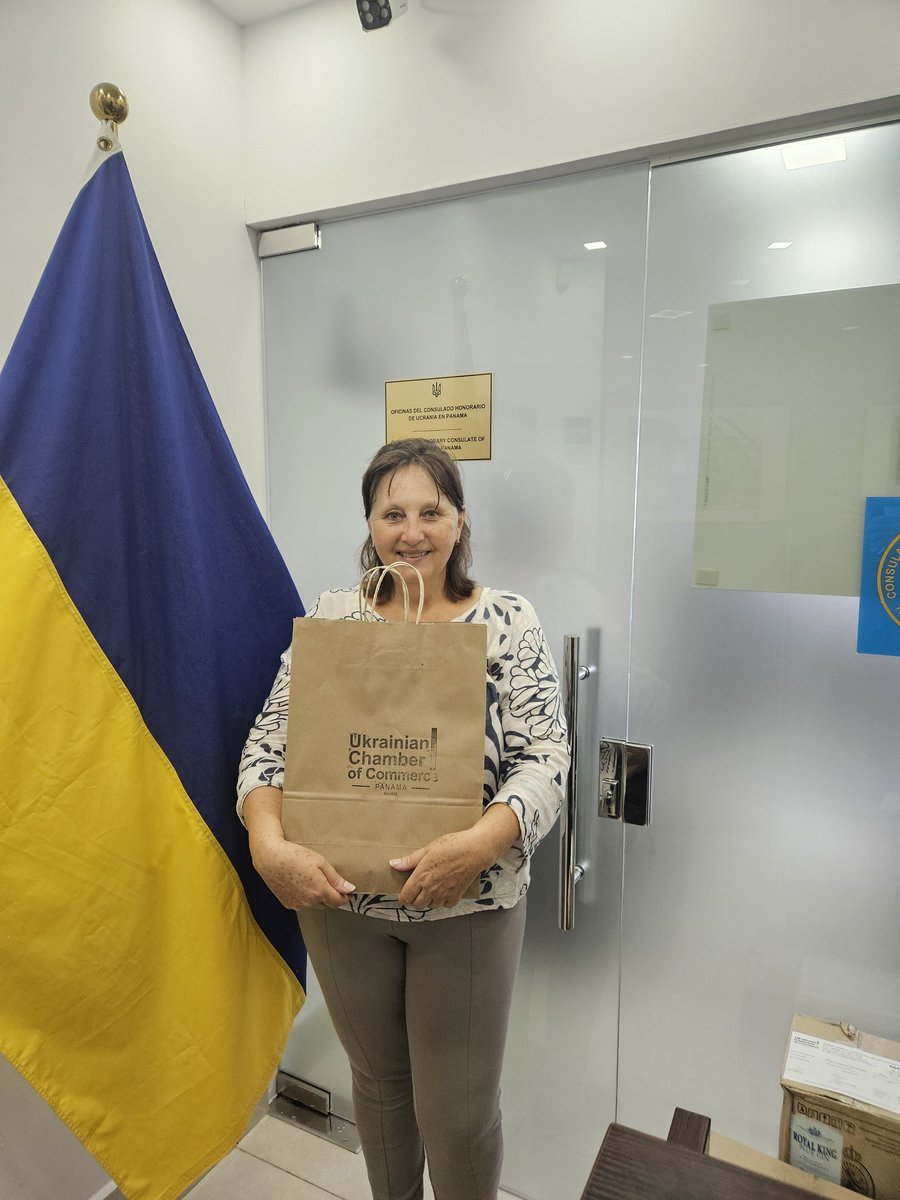 "Українська громада купує продукти з України та підтримує її"

Ukrainian community acquiring products from Ukraine and supporting.