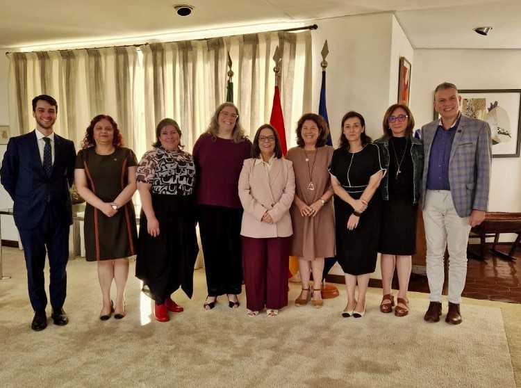 Consejería Brasil (@consejeriabr) on Twitter photo Reunión de trabajo en la Consejería con @DenisePiresCarvalho y otros dirigentes de <a href="/CAPES_Oficial/">CAPES</a> e <a href="/InstCervantes/">Instituto Cervantes</a> de #Brasilia y posterior recepción con la embajadora de <a href="/EmbEspBrasil/">Embajada de España en Brasil/Embaixada da Espanha</a>. Se establecieron varias líneas de cooperación educativa entre #Brasil y #España. Reunión de trabajo en la Consejería con @DenisePiresCarvalho y otros dirigentes de <a href="/CAPES_Oficial/">CAPES</a> e <a href="/InstCervantes/">Instituto Cervantes</a> de #Brasilia y posterior recepción con la embajadora de <a href="/EmbEspBrasil/">Embajada de España en Brasil/Embaixada da Espanha</a>. Se establecieron varias líneas de cooperación educativa entre #Brasil y #España.