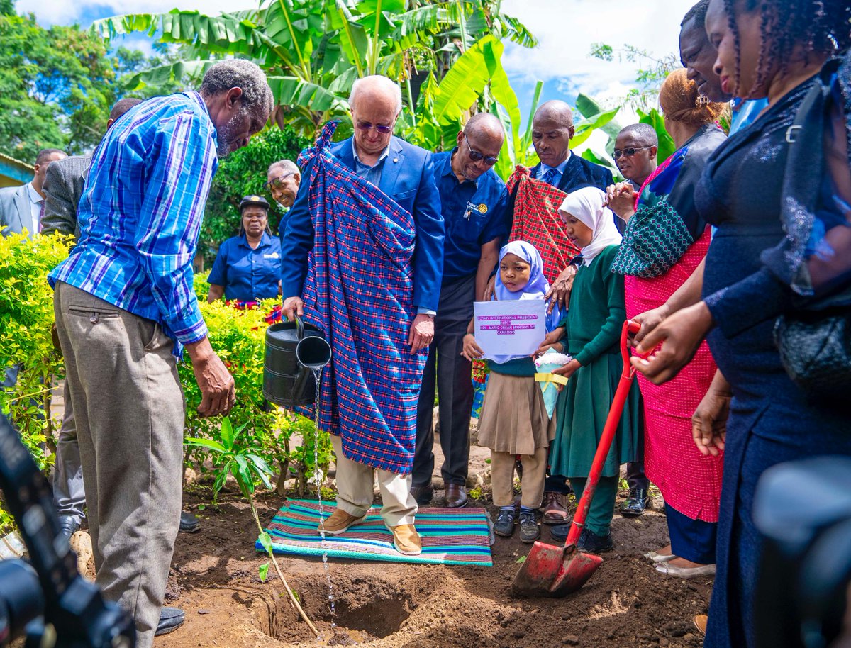 The WaSH project of RC Arusha together with 4 clubs from the Netherlands was set to impact 5 schools in  Arusha. Now we have done 30 schools Arusha, 10 schools Mwanza, upcoming 13  schools Arusha,thus reaching out to more than 83,000 pupils.

#RotaryTanzania #RotaryInternational