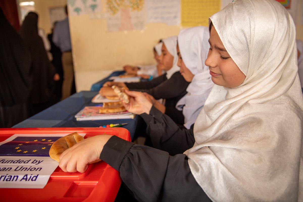 EUinAfghanistan's tweet photo. Another key part of the EU-funded school feeding in Balkh:
Daily distribution of 1K fresh samosas baked by 35+ local women (rotating) for school children.
This prog. not only provides essential nutrition for children but also  empowers women's livelihoods &amp; the local economy.
2/3 https://t.co/e5iEY78tX3