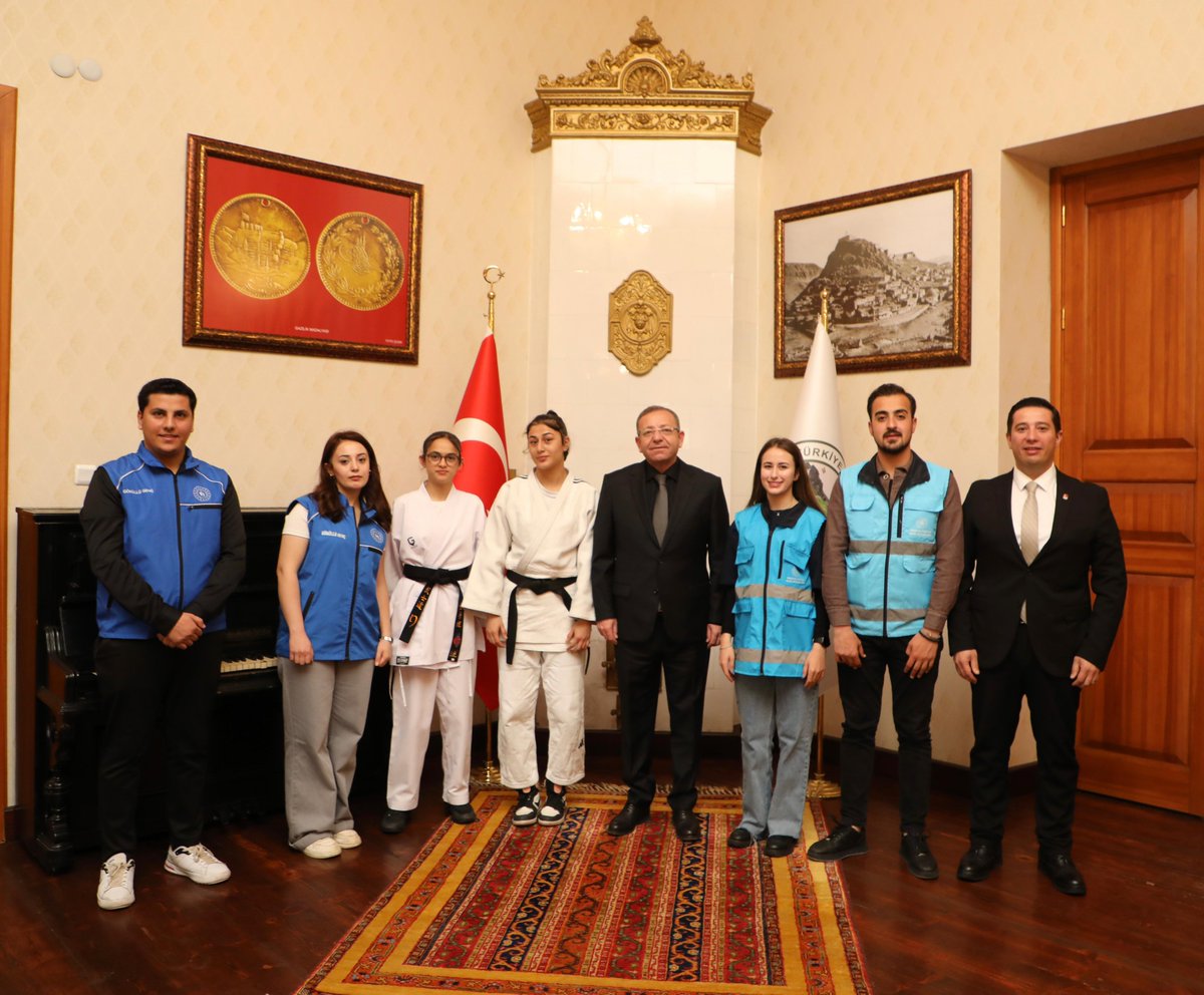 📍#Kars Valiliği 

Valimiz Ziya Polat, "Gençlik Haftası" ve "19 Mayıs Atatürk'ü Anma Gençlik ve Spor Bayramı" vesilesiyle Gençlik ve Spor İl Müdürü Mehmet Başköylü ile beraberinde gençlerden oluşan heyeti makamında kabul ederek, bayramlarını kutladı. 

<a href="/OA_BAK/">Dr. Osman Aşkın Bak</a> 
<a href="/ziyapolat73/">Ziya POLAT</a>