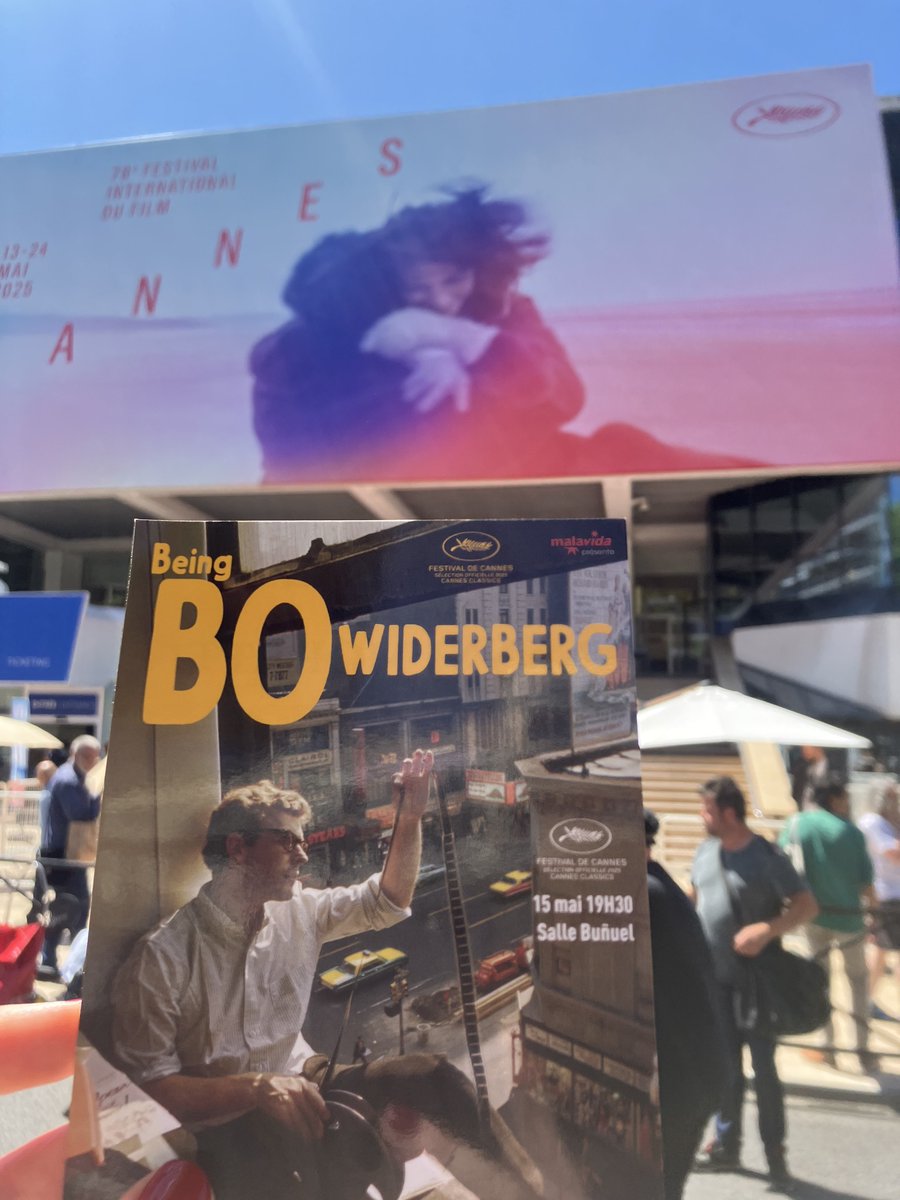 L'actrice Pia Degermark, Prix d'interprétation féminine à Cannes en 1967, et Jon Asp &amp; Mattias Nohrborg sous le feu des flash ce matin au Festival de Cannes pour un photo-call avant la montée des Marches et la projection de 𝐁𝐞𝐢𝐧𝐠 𝐁𝐨 𝐖𝐢𝐝𝐞𝐫𝐛𝐞𝐫𝐠 à 19h15 🥰!