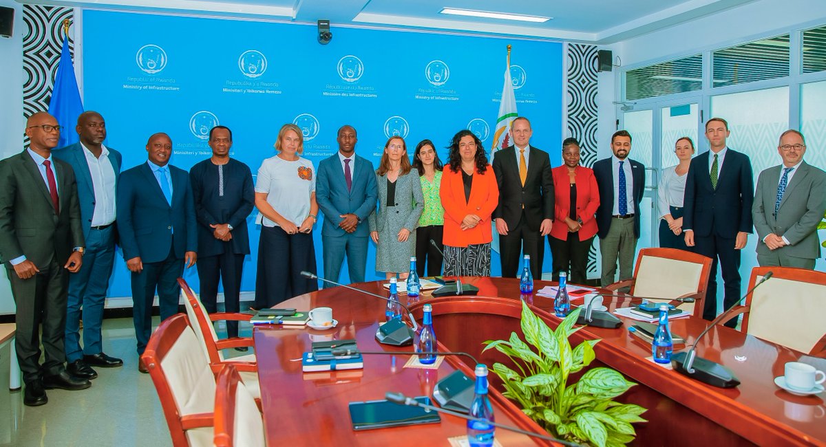 Nagiranye ibiganiro na <a href="/Dr_JimmyGasore/">Dr.Jimmy Gasore</a> <a href="/RwandaInfra/">Ministry of Infrastructure | Rwanda</a> n’abafatanyabikorwa ku guteza imbere umushinga wa <a href="/Ruzizi_3/">Ruzizi III Energy Limited</a>,  uzatanga amashanyarazi ku barenga miliyoni 30 mu Rwanda, DRC, n'u Burundi, unateze imbere ishoramari n’ubufatanye mu karere. <a href="/UKinRwanda/">UK in Rwanda 🇬🇧🇷🇼🇧🇮</a>, <a href="/EUinRW/">EU Delegation to Rwanda</a>, <a href="/GermanyinRwanda/">German Embassy Kigali</a>