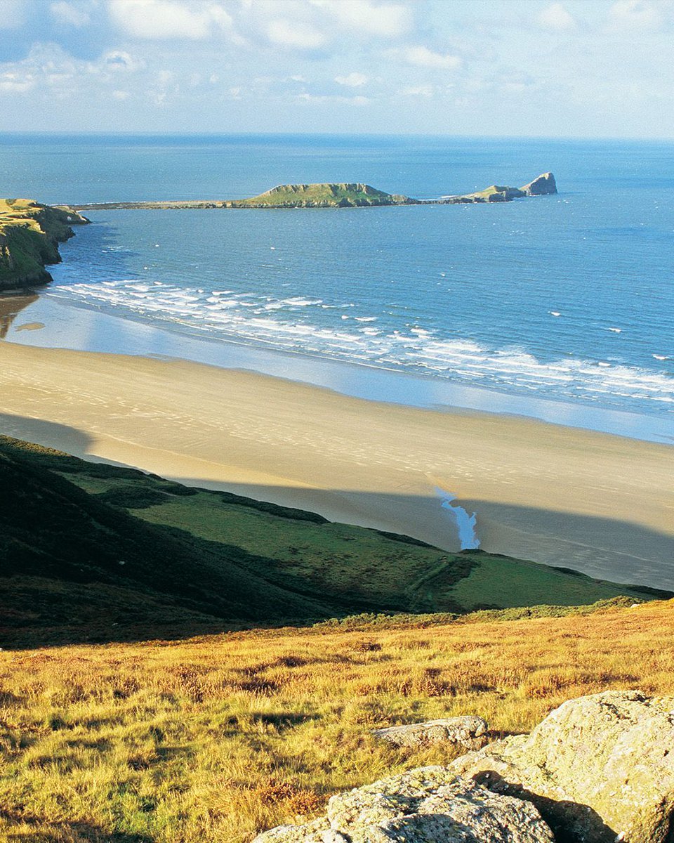 The sweeping sands of Rhossili Bay with Worm's Head in the background.

#WalesCoastPath #LlwybrArfordirCymru #VisitWales #CroesoCymru #Wales #Cymru #DiscoverWales #MyWales #CoastalWalk #Gower #WormsHead #RhossiliBeach #Rhossili