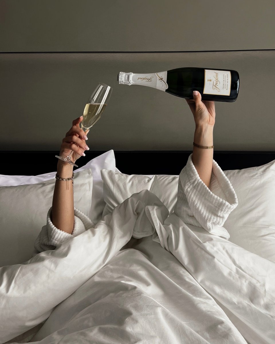 Silken_Hoteles's tweet image. ¿Cuál es tu plan favorito de viernes? El nuestro queda claro. 🥂

#SilkenHoteles #Silken #suite #hotelesespaña #verano #confort