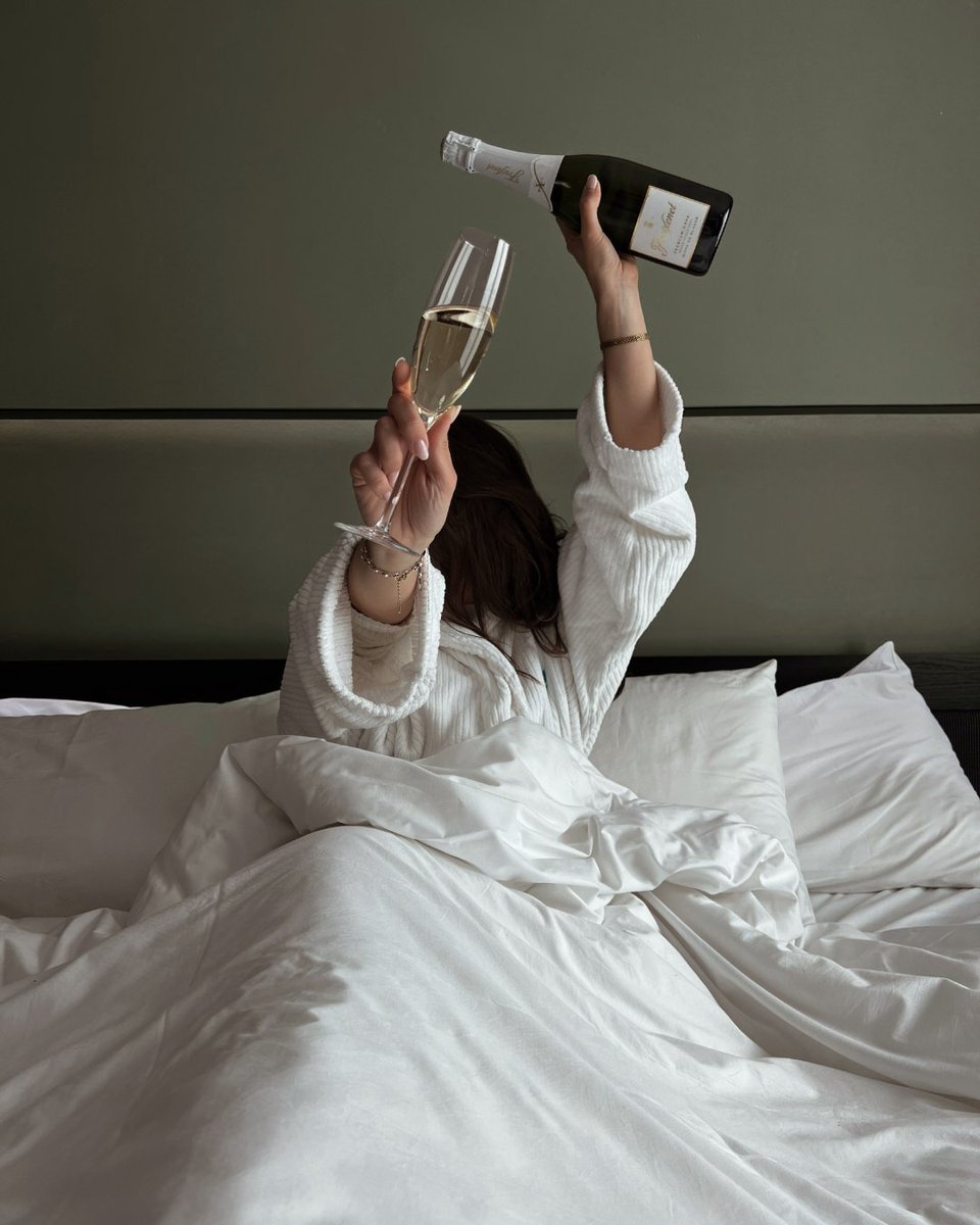 Silken_Hoteles's tweet image. ¿Cuál es tu plan favorito de viernes? El nuestro queda claro. 🥂

#SilkenHoteles #Silken #suite #hotelesespaña #verano #confort