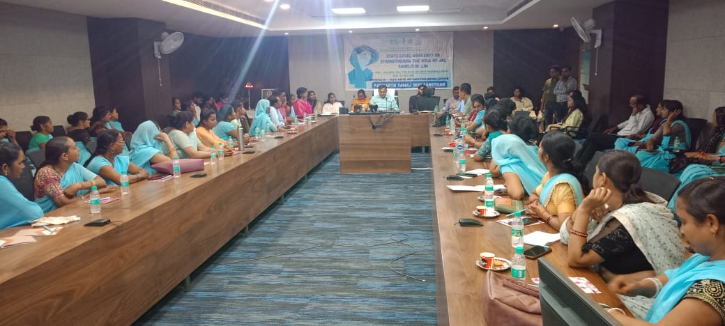 राज्य स्तरीय कार्यशाला में "जल सहेलियों" ने जल संरक्षण और स्वच्छता को लेकर साझा किए अनुभव।
मुख्य अतिथि संजय कुमार सिंह ने कहा:
“जिसे अब तक न समझा, वो कहानी हूँ मैं,
मुझे बर्बाद न करो, वो पानी हूँ मैं।”
कार्यक्रम में उत्कृष्ट जल सहेलियों को किया गया सम्मानित।
<a href="/jaljeevan_/">Jal Jeevan Mission- #JalJeevanMission #HarGharJal</a>
