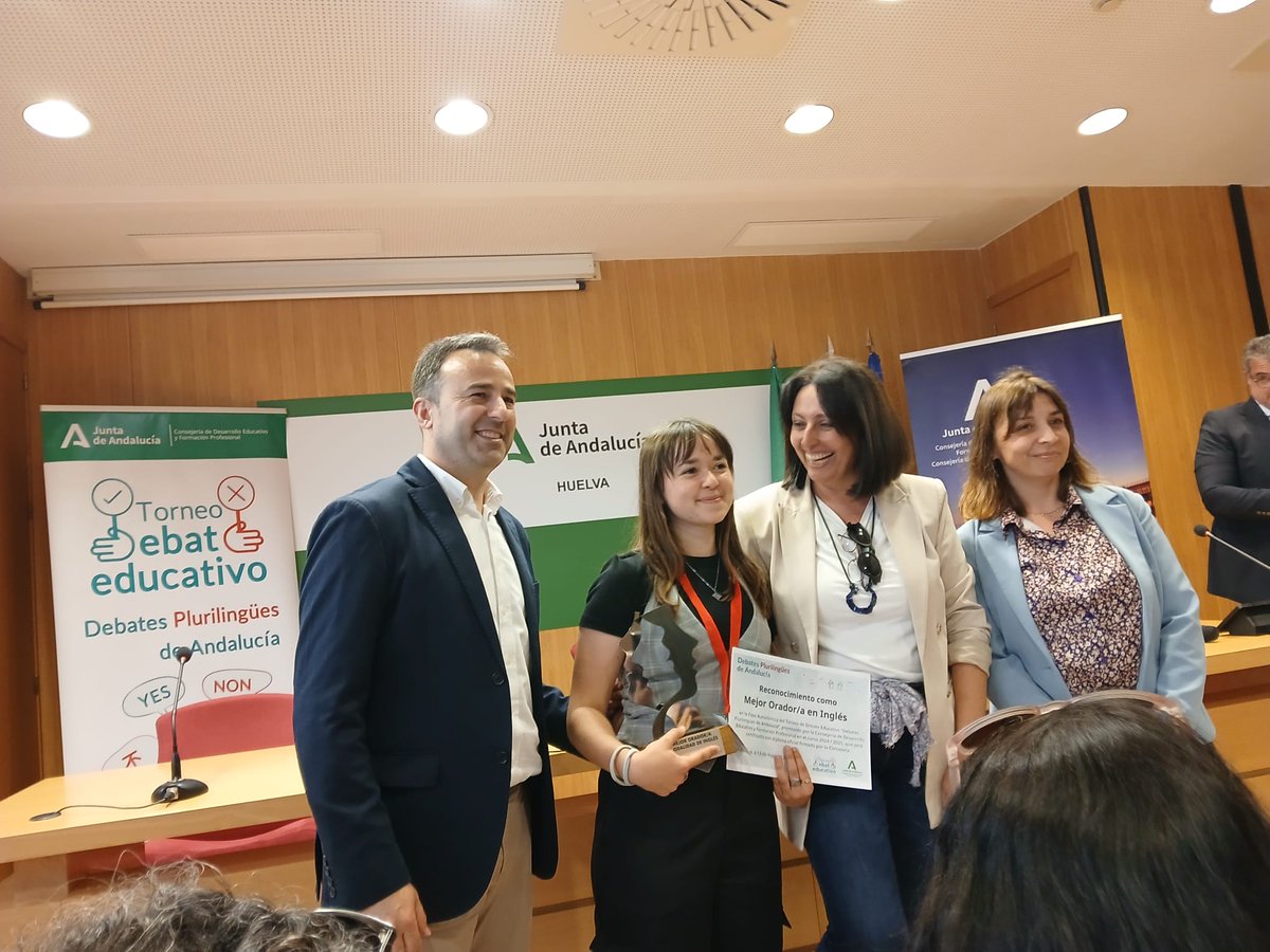 ¡Felicidades a las oradoras malagueñas! Mª Ángela Demetriades (español), del <a href="/IESFuengirolaN1/">IES Fuengirola Nº1</a> , y Moanna Butterworth (inglés), del IES María Zambrano, se alzan con los trofeos individuales a las mejores participantes en las finales regionales del torneo de debate escolar.