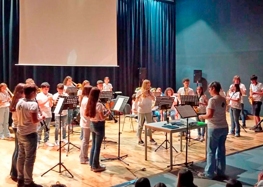 Esta tarde, la Classband del <a href="/ColegioQuercus/">Colegio Quercus</a>  de #BoadilladelMonte ofrecerá un concierto junto a alumnos del College Lei Garrus (Marsella). Salón de actos,  a las 18.00, entrada libre.
soloboadilla.es/actualidad/not…