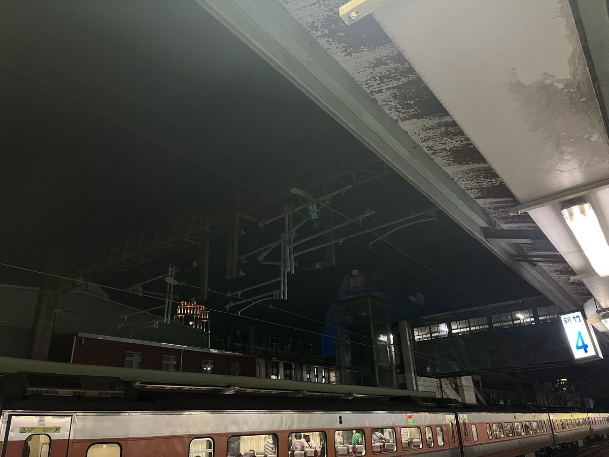 func1234's tweet image. 每次因為工作的關係坐火車往返
我都會再想一遍
當年篤定要去花東就業的自己
有幸回到新竹
大概是我幾近一輩子的運氣
走過一輪天干
越來越有種
自己走不出輪迴的感覺
那些改變
依然無法避免殊途同歸的過程
消磨的熱情啊～
究竟是因為看不到未來
還是因為看透了未來？
浮雲、都是浮雲

#每日廢推