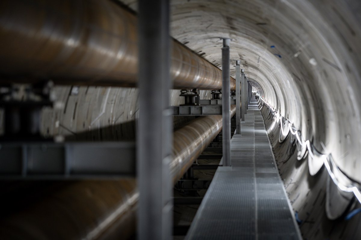 #Leitungsbau unter der Elbe: In den vergangenen drei Monaten wurden im #Fernwärmetunnel die Leitungen verlegt. Als nächstes kommen die Rohre für den Start- und Zielschacht. Anfang 2026 soll heißes  Wasser durch die Rohre fließen und klimafreundliche #Fernwärme transportieren.