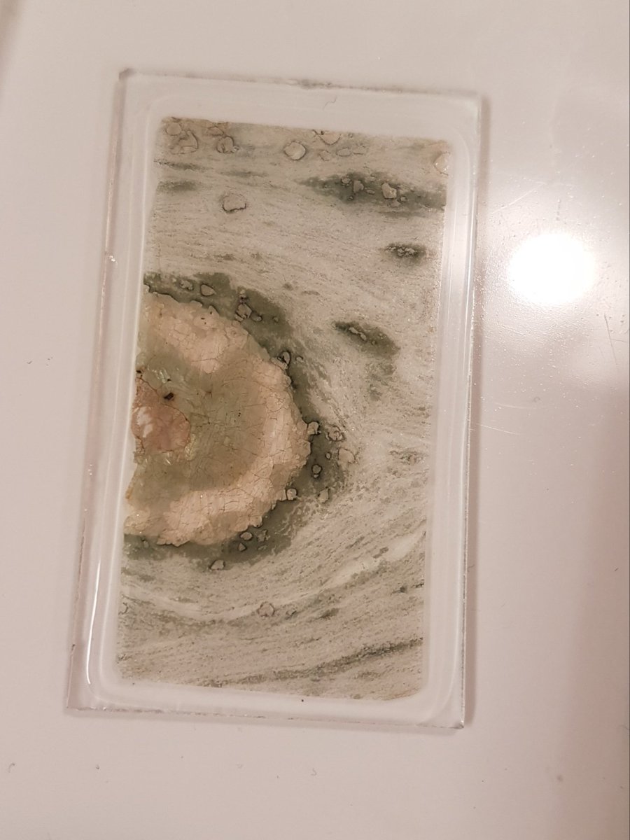 A colleague asked for my help in polishing a thin section on short notice. I am quite busy, but who could say no to such a beautiful sample? 🤩
#ThinsectionThursday