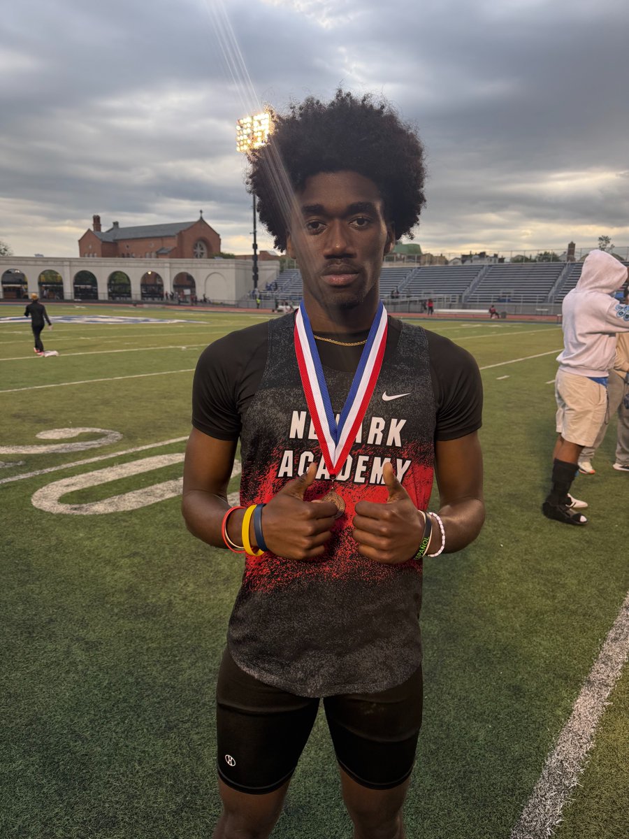 Essex County Championship:

🥇 Connor Polen placed first in the 1600M and 800M and broke the school record for both events

🎖️ Annie Elberg placed fifth in the 800M

🎖️Jaeden Henry placed sixth in the 400M

🔗: ow.ly/EMBJ50VSWha

@newarkacademy