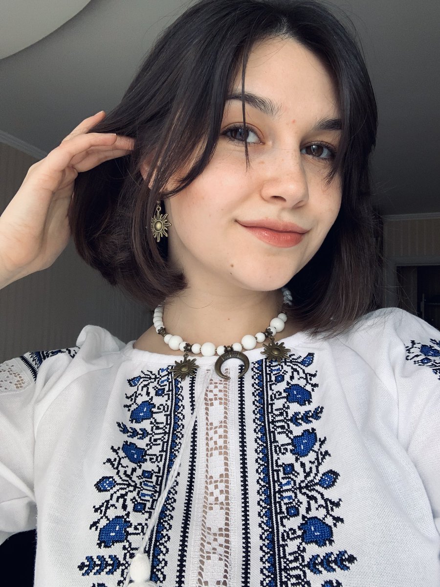 Я з Херсонщини, вишита сорочка з Коломиї, а прикраси з Косівського базару. Не переплутайте