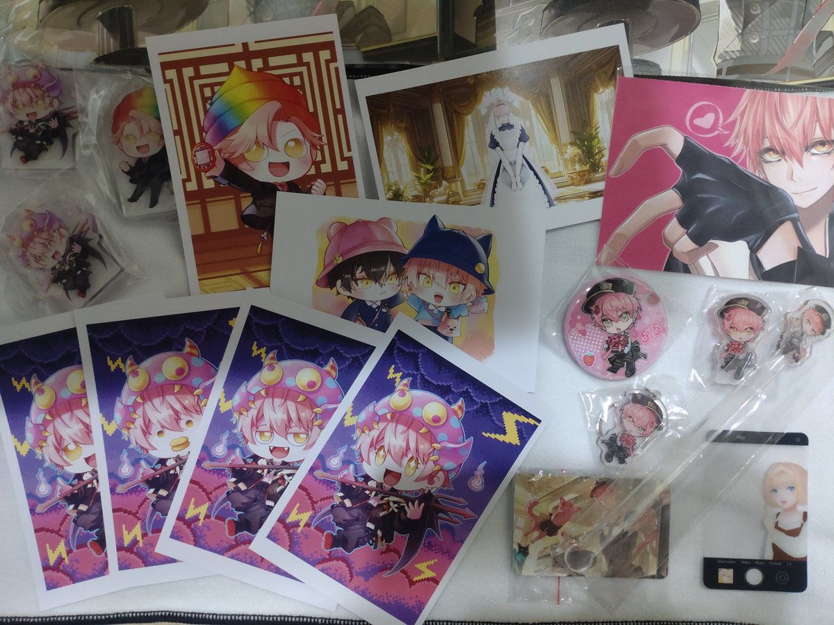 沒想到社交恐懼吃餐點還能蹭到姐姐們的認親禮物。
謝謝<a href="/muniiris/">muni</a> 姐姐的大禮包，滿滿<a href="/QnpNooora/">NORA🐈노랄</a> 姐姐筆下的可愛5主播，還有女僕裝，暈暈暈😍。
謝謝<a href="/EATINGisLive/">EATING吃吃🍅</a>姐姐讓我跟主播一起比愛心🫶。
謝謝<a href="/slowfish1227/">鰻魚 想畫畫但又不想畫畫</a>姐姐給了我一個自繪的蕉主播透卡🍌。
真的是太幸福了🥰🥰🥰
要謝謝<a href="/yummy0116/">辣醬</a>姐姐帶路❤️