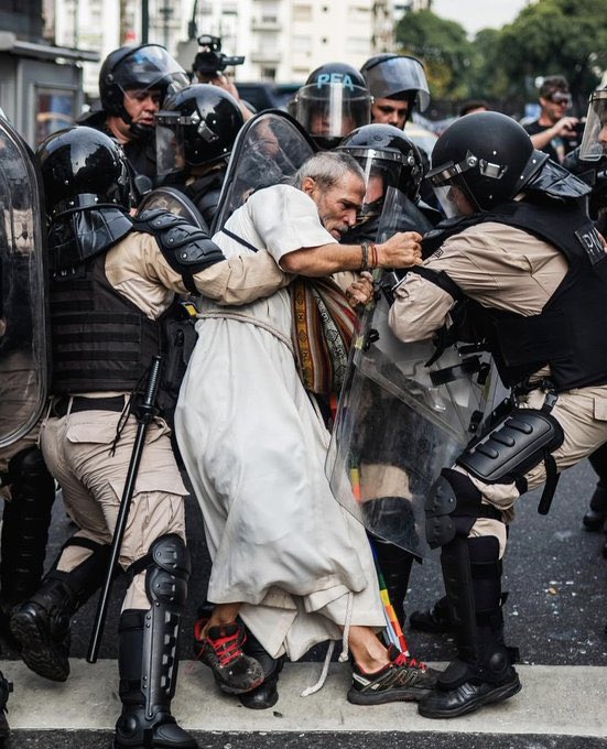 Esta es una de las fotos de la represión de ayer a jubilados y jubiladas y a curas de opción por los pobres. 
Foto de Tadeo Bourbon <a href="/tadeo_bour/">Tadeo Bourbon</a> 
Una foto de Argentina hoy
14 de mayo de 2025