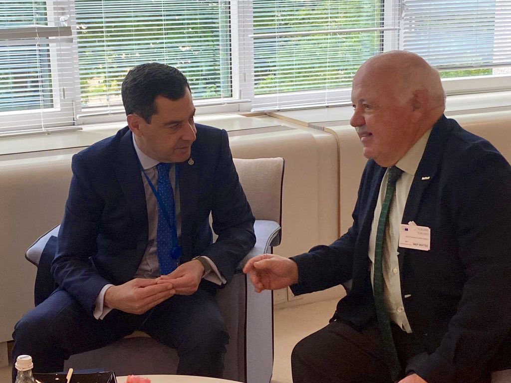 Parlamento Andalucía (@parlamentoand) on Twitter photo El presidente del <a href="/ParlamentoAnd/">Parlamento Andalucía</a>, <a href="/jesusraguirre/">Jesús Aguirre</a>, ha asistido hoy a la reunión de la <a href="/Calrenet/">CALRE</a> celebrada en Bruselas.
➡️ Allí ha mantenido un encuentro con el presidente de la <a href="/AndaluciaJunta/">Junta de Andalucía</a> y copresidente del Comité de las Regiones, <a href="/JuanMa_Moreno/">Juanma Moreno</a>👇🏻
parlamentodeandalucia.es/webdinamica/po… El presidente del <a href="/ParlamentoAnd/">Parlamento Andalucía</a>, <a href="/jesusraguirre/">Jesús Aguirre</a>, ha asistido hoy a la reunión de la <a href="/Calrenet/">CALRE</a> celebrada en Bruselas.
➡️ Allí ha mantenido un encuentro con el presidente de la <a href="/AndaluciaJunta/">Junta de Andalucía</a> y copresidente del Comité de las Regiones, <a href="/JuanMa_Moreno/">Juanma Moreno</a>👇🏻
parlamentodeandalucia.es/webdinamica/po…