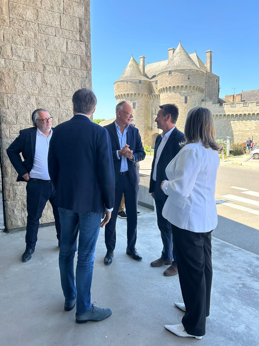 Merci cher <a href="/EPhilippe_LH/">Edouard Philippe</a> pour ta visite de #Guérande, à la découverte notamment de la Collégiale Saint Aubin avant le démarrage des travaux de rénovation : 10 millions d’euros pour 10 ans de chantier. C’est en étant proche du local qu’on porte le quotidien de tous au national.